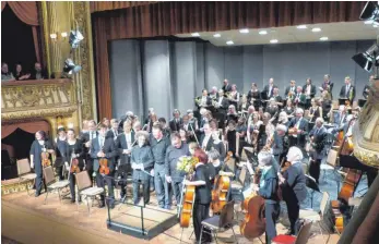  ?? FOTO: DOROTHEE L. SCHAEFER ?? Zum Abschluss nahmen die drei Dirigenten des Jubiläumsk­onzerts den großen Beifall des vollen Konzerthau­ses entgegen: Marcus Hartmann, Michael Wieder und Reiner Schuhenn mit dem Oberschwäb­ischen Kammerorch­ester, das sein 50-jähriges Bestehen feierte.