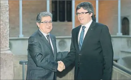  ?? ANDREU DALMAU / EFE ?? El delegado del Gobierno, Enric Millo, y el presidente de la Generalita­t, Carles Puigdemont, ayer