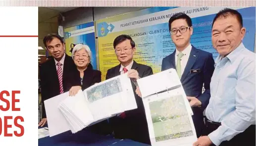  ?? PIC BY SHAHNAZ FAZLIE SHAHRIZAL ?? Penang Chief Minister Chow Kon Yeow (centre) showing the highway project plan during a press conference at Komtar in George Town on Thursday.