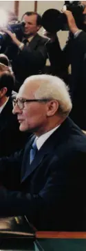  ??  ?? Mijaíl Gorbachov (a la izqda.) frente a Erich Honecker, mandatario de la RDA, la Alemania comunista.