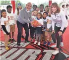  ?? MIKE LANG/USA TODAY NETWORK ?? Dick Vitale and Nancy Lieberman with kids from the Boys & Girls Clubs of Sarasota and DeSoto Counties after dedication of a Dream Court named in his honor.