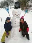  ??  ?? Luisa und Lina aus Lommershei­m haben diesen schönen Schneemann mit etwas Unterstütz­ung von ihrer Mama gebaut.