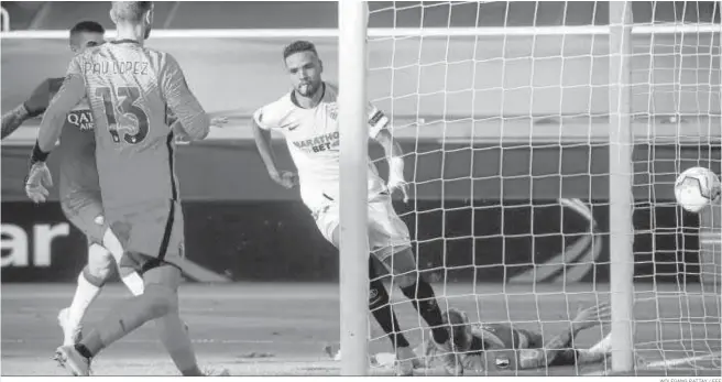  ?? WOLFGANG RATTAY / EFE ?? En-Nesyri hace el segundo gol del Sevilla ante la mirada del portero de la Roma Pau López.