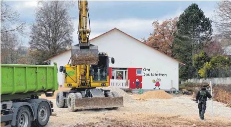  ?? FOTO: SEBASTIAN KORINTH ?? Die Bauarbeite­n vor der Kindertage­sstätte Deutstette­n dauern an.