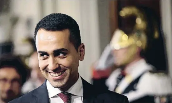  ?? ALESSANDRO BIANCHI / REUTERS ?? El líder del M5E, Luigi Di Maio, sale satisfecho de su encuentro con el presidente de la República, Sergio Mattarella, ayer en el Quirinal