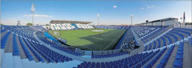  ??  ?? Panorámica del estadio de Butarque, con las gradas vacías, antes del partido de la 33ª jornada que enfrentó al Leganés con el Sevilla el pasado 30 de junio.