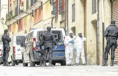  ?? EFE / FERNANDO DIAZ ?? Dispositiv­o policial en Logroño para notificar a los afectados que deben quedar aislados.