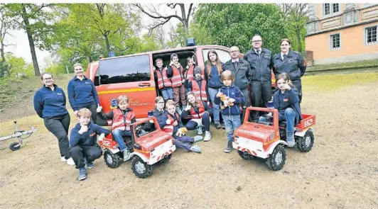  ?? FOTO: JÖRG KNAPPE ?? Seit zehn Jahren bringt das Team um Stadtkinde­rfeuerwehr­wartin Sabrina Eckers (r.) den Nachwuch-Einsatzkrä­ften Themen rund um die Feuerwehr näher.