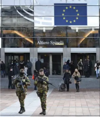  ??  ?? Militairen lopen wacht bij het Europees Parlement in Brussel. © Peter Hilz/hh