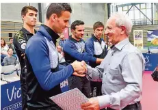  ?? FOTO: RUPPENTHAL ?? Erwin Berg (rechts), der sportliche Leiter des FCS Tischtenni­s, verabschie­det Tiago Apolonia. Der Portugiese verlässt den Verein.