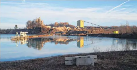  ?? FOTO: RIC ?? Der Baggersee mit dem Kieswerk Karsee und der Asphaltmis­chanlage in Grenis. Hier soll der Kies aus Grund aufbereite­t und unter anderem zu Asphalt verarbeite­t werden.