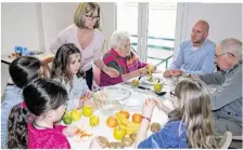  ??  ?? Une salade de fruits partagée entre les anciens et les enfants.