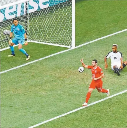  ?? AFP ?? O meia Blerim Dzemaili comemora depois de marcar o primeiro gol da Suíça contra a Costa Rica