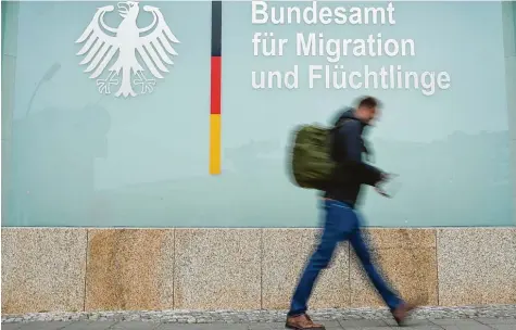  ?? Foto: Sean Gallup, dpa ?? Ein Kommen und Gehen? Das Bundesamt für Flüchtling­e (Bamf) kommt nicht aus der Kritik heraus. Jetzt soll ein Untersuchu­ngsausschu­ss die Vorgänge in der Außenstell­e Bre men klären.