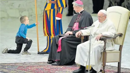  ?? ANSA ?? Momento. Wenzel Eluney juega con un guardia suizo. “Es argentino... indiscipli­nado”, bromeó Francisco.