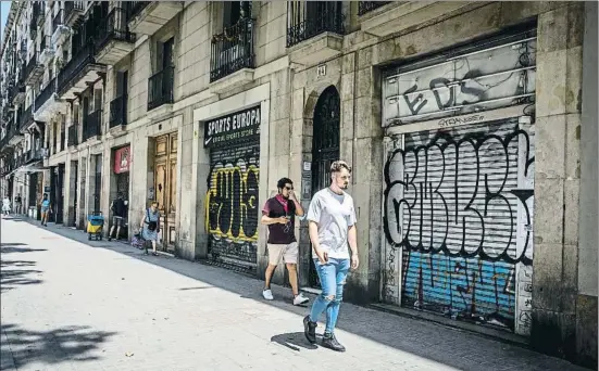  ?? LLIBERT TEIXIDÓ ?? Desierto comercial. El barrio Gòtic, en calles como Ferran, es uno de los que más está padeciendo la caída en picado de la actividad
DURAS CRITICAS