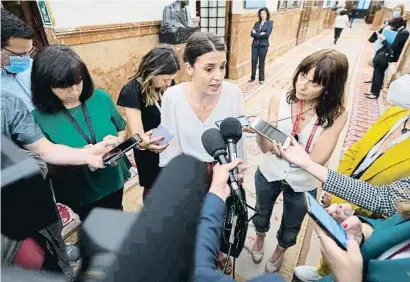  ?? ALBERTO ORTEGA / EP ?? La ministra de Igualdad, Irene Montero, responde a los medios a su llegada a una sesión plenaria