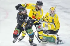  ?? FOTO: FELIX KÄSTLE ?? Wiedersehe­n im Viertelfin­ale: Die Ravensburg Towerstars (links Mathieu Pompei) und die Tölzer Löwen (Mitte Niklas Heinzinger, rechts Goalie Maximilian Franzreb) treffen wohl ab 22. April aufeinande­r.