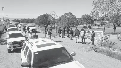  ?? — Gambar AFP ?? SEPANDAI-PANDAI TUPAI MELOMPAT: Polis menyerbu salah sebuah ladang milik William Black Jr, ketua kultus La Comuna, di Cuauhtemoc, Chihuahua kelmarin.