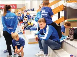  ??  ?? LEK: Runar, som sitter på nakken til Torbjørn Wallem Bøe, forteller at han trives godt på håndballsk­ole. Og har laert masse av Torbjørn og de andre trenerne.