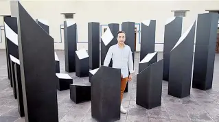  ??  ?? Alejandro Fuentes Quezada inauguró en Monclova su exposición “Pequeños Mundos” en el Museo Coahuila y Texas.