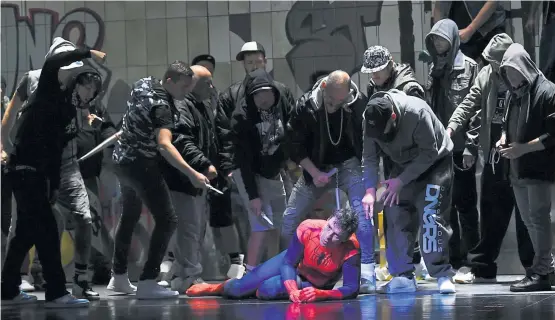  ?? [ Bregenzer Festspiele/Karl Forster ] ?? Im Spiderman-Kostüm: Don Quichotte (Gabor´ Bretz) als Opfer einer Straßengan­g – bei den Bregenzer Festspiele­n.