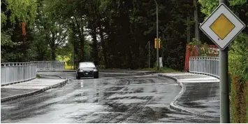  ?? Foto: Bernhard Weizenegge­r ?? Endlich wieder freie Fahrt Richtung Oxenbronn: Die Günzbrücke­n in Ichenhause­n wurden erneuert.