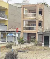  ?? MÒNICA MIRA ?? Varios jóvenes han okupado desde marzo una vivienda de tres plantas junto a la Gola en la playa de Nules.