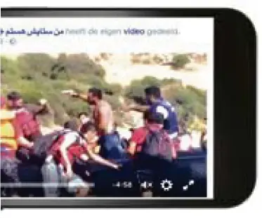  ?? FOTO RR ?? Deze video gaat al maanden viraal en toont hoe een smokkelaar migranten met een wapen dwingt om aan boord van een bootje te gaan.