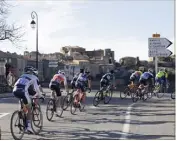  ??  ?? Le peloton a traversé plusieurs communes du haut Var dont Tourtour.