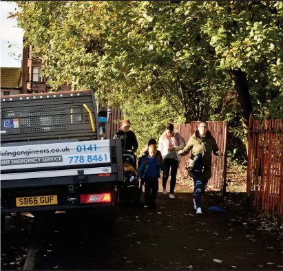  ?? Pictures: Jamie SImpson ?? Vans continue to park on the pavement where little Lennon was tragically killed