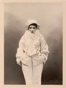  ?? (foto di Paul Nadar) ?? Protagonis­ti Sopra, Sarah Bernhardt travestita da Pierrot e, qui a destra, Stéphane Mallarmé