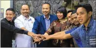  ?? ANTIN IRSANTI/JAWA POS ?? SEMANGAT: Rektor Unitomo Bachrul Amiq (tiga dari kiri) menyerahka­n beasiswa kepada para atlet kemarin.