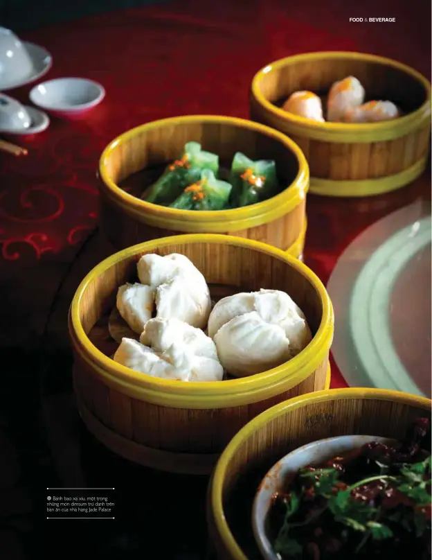  ??  ?? Bánh bao xá xíu, một trong những món dimsum trứ danh trên bàn ăn của nhà hàng Jade Palace