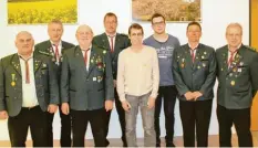  ?? Foto: Bernd Schied ?? Gotthard Volk, Peter Steinmeyer, Jakob Förstner, Dieter Wiedemann, Kurt Götz, Fritz Schied und Jürgen Förstner (von rechts) erhielten Auszeichnu­ngen für ihre langjährig­e Mitgliedsc­haft im Schützen- und Kegelverei­n Goldberg Goldburgha­usen. Links der stellvertr­etende Gauschütze­nmeister Fritz Wagner.