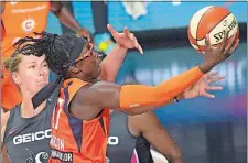  ?? PHELAN M. EBENHACK/AP PHOTO ?? Connecticu­t’s Essence Carson (17) goes up for a shot in front of Washington’s Emma Meesseman, left, during the second half of a the Sun’s 76-63 WNBA victory on Sunday in Bradenton, Fla.