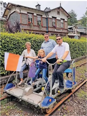  ?? FOTO: ARMIN BARG ?? Eine Delegation aus Morsbach auf Testfahrt in Dahlerau: Rechts der Morsbacher Bürgermeis­ter Jörg Bukowski mit Tochter sowie Nadja Maria Schwendema­nn und Markus Heibach.