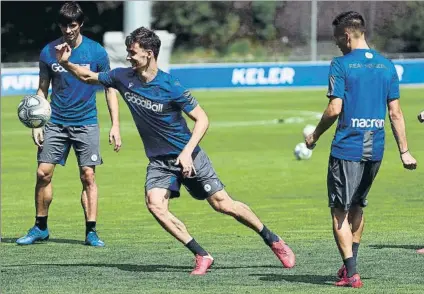  ?? FOTO: REAL SOCIEDAD ?? Arriba, Llorente persigue sonriente un balón en un rondo junto a Le Normand y Gorosabel. A la izquierda Zurutuza corretea en el Z2 y bajo estas líneas Portu remata de cabeza un centro lateral