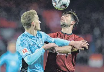  ?? FOTO: DPA ?? Ein paar Tage Ruhe, auch für den Kopf, sind jetzt für Lukas Mühl (re.) und Freiburgs Nils Petersen angesagt.