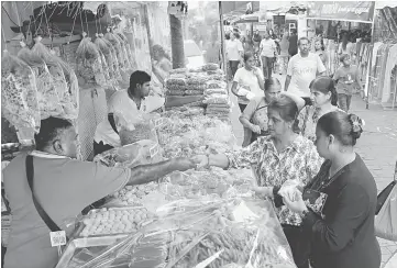  ??  ?? Shoppers buying traditiona­l delicacies at Lebuh Pasar in George Town, Penang as they prepare for Deepavali celebratio­n this Saturday. — Bernama photo