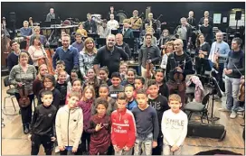  ?? (Photo Ph.D.) ?? Les enfants de la Frayère vont présenter le concert de jeudi soir en compagnie des musiciens, du chef Samuel Jean et du compositeu­r Olivier Pénard.