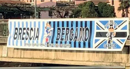  ??  ?? Sul ponte Balotelli e Palomino lottano nell’andata tra Brescia e Atalanta finita 3-0 per i nerazzurri. Il ritorno era in programma il 22 aprile a Bergamo. Sopra, lo striscione tra Paratico e Sarnico