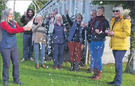  ?? 01_B40pirnmil­l01 ?? Chairwoman Hazel Cranstoun cracks open the bubbly to celebrate their success.