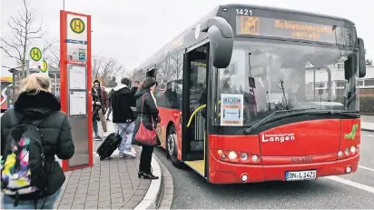  ?? FOTO: ANJA TINTER ?? „Schienener­satzverkeh­r“lautet der Hinweis an den Bussen, die Bahnpendle­r aus Dormagen zu den Bahnhöfen in Köln und Neuss bringen.