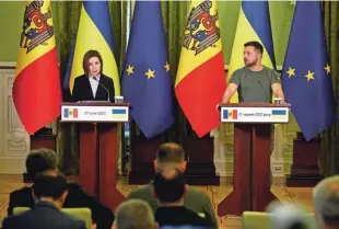  ?? Foto ukrajinski predsedniš­ki urad/Reuters ?? Ukrajinske­ga kolega Volodimirj­a Zelenskega je včeraj obiskala predsednic­a sosednje Moldavije Maia Sandu.