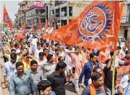  ?? — PTI ?? Members of various Hindu organisati­ons participat­e in a rally in Gurgaon on Monday to demand cancellati­on of an FIR filed against six youth on the charge of disrupting namaz.