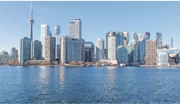  ?? FOTOS (3): TOURISM TORONTO ?? Der Blick auf die Skyline von Toronto gibt ein beeindruck­endes Bild ab. Die vielen Hochhäuser stehen New York in kaum was nach.