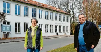  ?? Foto: Thorsten Jordan ?? Architekti­n Irene Schmid und der Vorsitzend­e des Caritasver­bands Landsberg, Wilhelm Knoll, vor dem Gebäude der früheren So‰ zialstatio­n St. Martin, in dem das neue Caritaszen­trum entsteht.