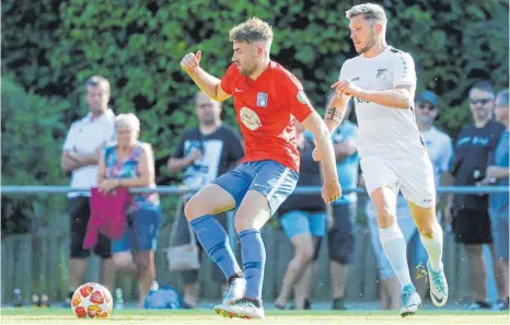  ?? ARCHIVFOTO: VOLKER STROHMAIER ?? Der SV Mietingen (rechts Ben Rodloff) wird auch in der kommenden Saison von Rafael Mayer als Chefcoach trainiert.