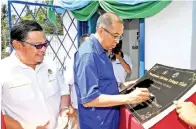  ?? Gambar BERNAMA ?? SALLEH (kanan) merasmikan telaga tiub yang siap dibina bagi kemudahan bekalan air bersih penduduk Kampung Timbang Dayan, Jumaat. -